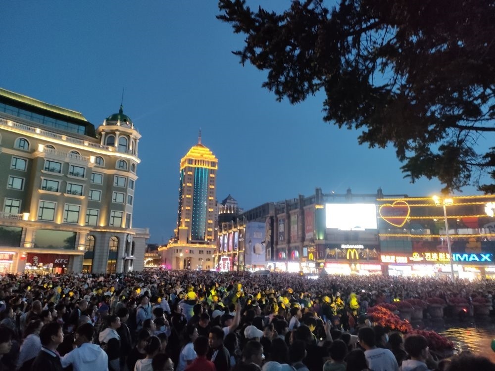 “五一”假期，哈爾濱松花江畔游人如織（2024年5月2日攝）。新華社記者 朱悅 攝