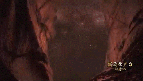 要甄別并發(fā)現(xiàn)暗物質(zhì)粒子，如同在一場人聲鼎沸的足球比賽現(xiàn)場聽見一根鋼針跌落的聲音。