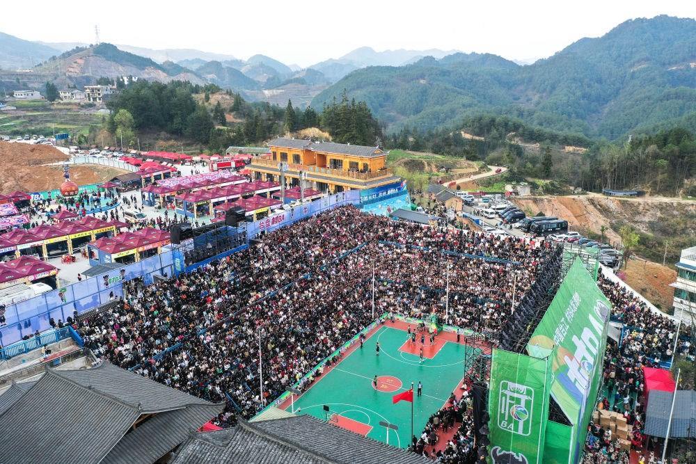 貴州省臺江縣舉辦的2024年“村BA”球王爭霸賽現(xiàn)場（2024年3月22日攝，無人機(jī)照片）。新華社記者 楊文斌 攝
