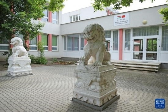 這是5月3日在匈牙利布達(dá)佩斯拍攝的匈中雙語學(xué)校校門。新華社記者 趙丁喆 攝