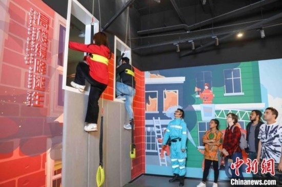 5月9日，留學(xué)生體驗(yàn)?zāi)M高樓緩降逃生。張鷹 攝