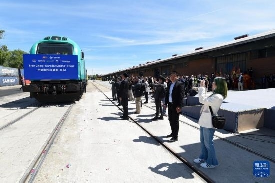 5月8日，在西班牙馬德里，嘉賓們參加中歐班列（義烏—馬德里）開行十周年紀(jì)念號班列發(fā)車儀式。新華社發(fā)（古斯塔沃·巴連特?cái)z）