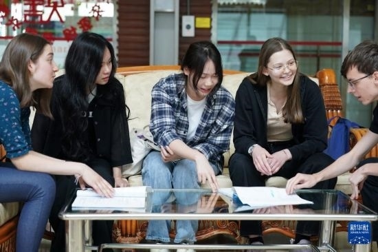 4月28日，宋智孝（右二）和胡靈月（左一）在北京首都師范大學(xué)校園內(nèi)與同學(xué)交流。新華社記者 彭子洋 攝