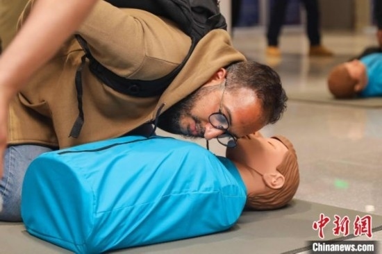 5月9日，留學(xué)生利用假人道具練習(xí)心肺復(fù)蘇技巧。張鷹 攝