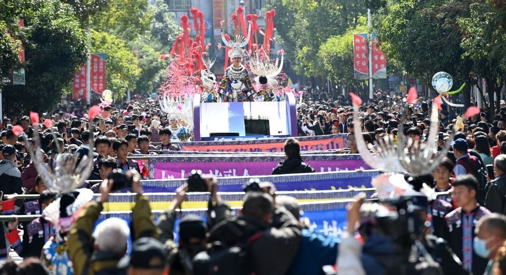 在貴州雷山縣縣城，苗族群眾身著盛裝，載歌載舞參加苗年和鼓藏節(jié)的巡游活動（2023年11月16日攝）。新華社記者 楊楹 攝