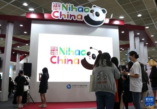 5月9日，在韓國(guó)首爾舉行的首爾國(guó)際旅游展上，參觀者在中國(guó)展區(qū)參加體驗(yàn)項(xiàng)目。新華社記者 姚琪琳 攝