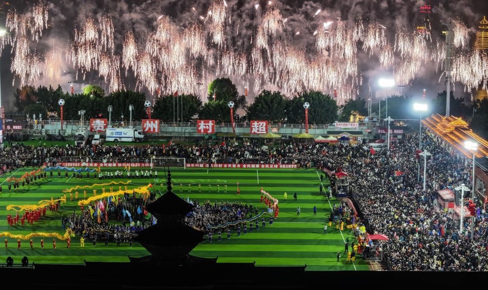 在貴州省榕江縣舉行的2024全國“村晚”示范展示活動暨貴州“村超村晚”活動中，音樂煙花秀精彩上演（2024年2月3日攝，無人機(jī)照片）。新華社記者 劉續(xù) 攝
