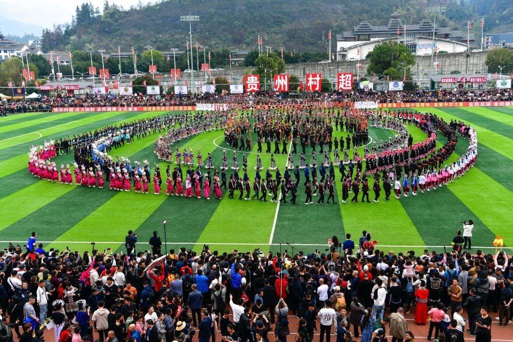 演員在貴州省榕江縣舉辦的2024年第二屆貴州“村超”總決賽開幕式上表演節(jié)目（2024年3月16日攝）。新華社記者 楊文斌 攝