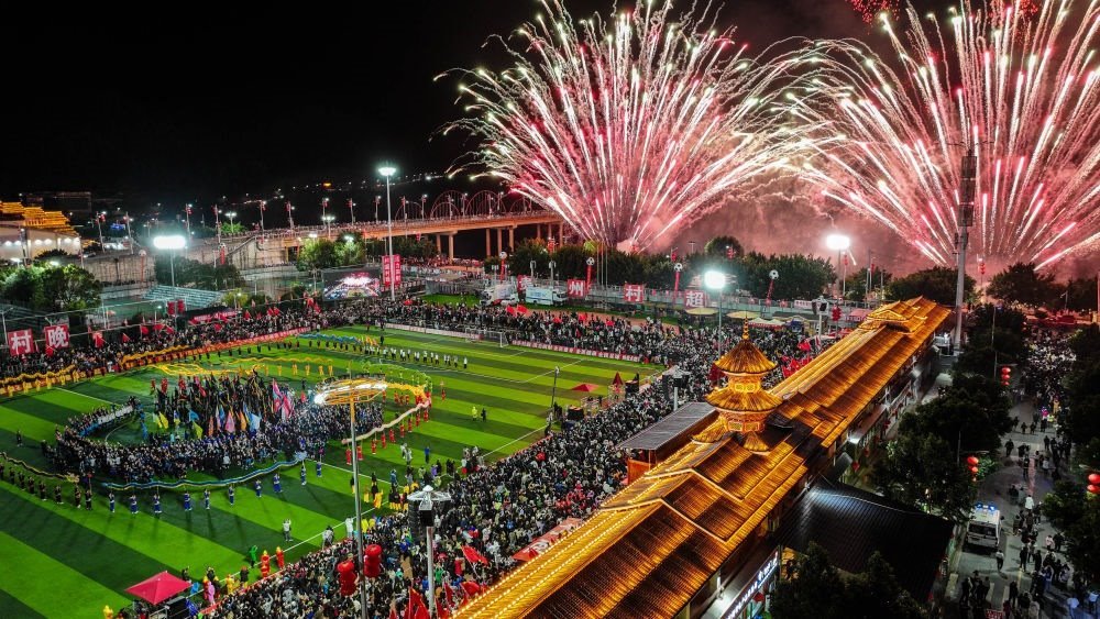 在貴州省榕江縣舉行的2024全國“村晚”示范展示活動暨貴州“村超村晚”活動中，音樂煙花秀精彩上演（2024年2月3日攝，無人機(jī)照片）。新華社記者 劉續(xù) 攝