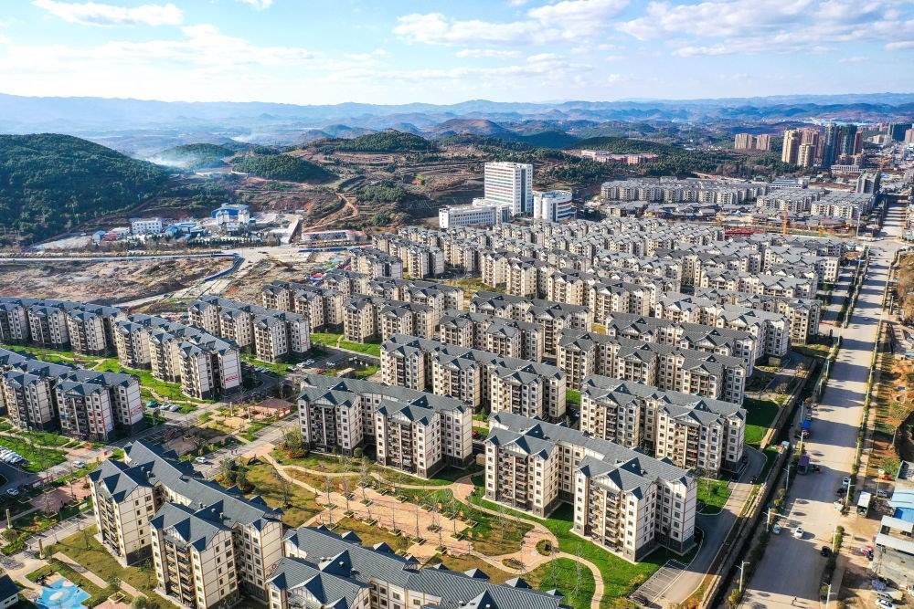 貴州省威寧縣五里崗街道朝陽新城易地扶貧搬遷安置小區(qū)（2021年11月28日攝，無人機(jī)照片）。新華社記者 楊文斌 攝