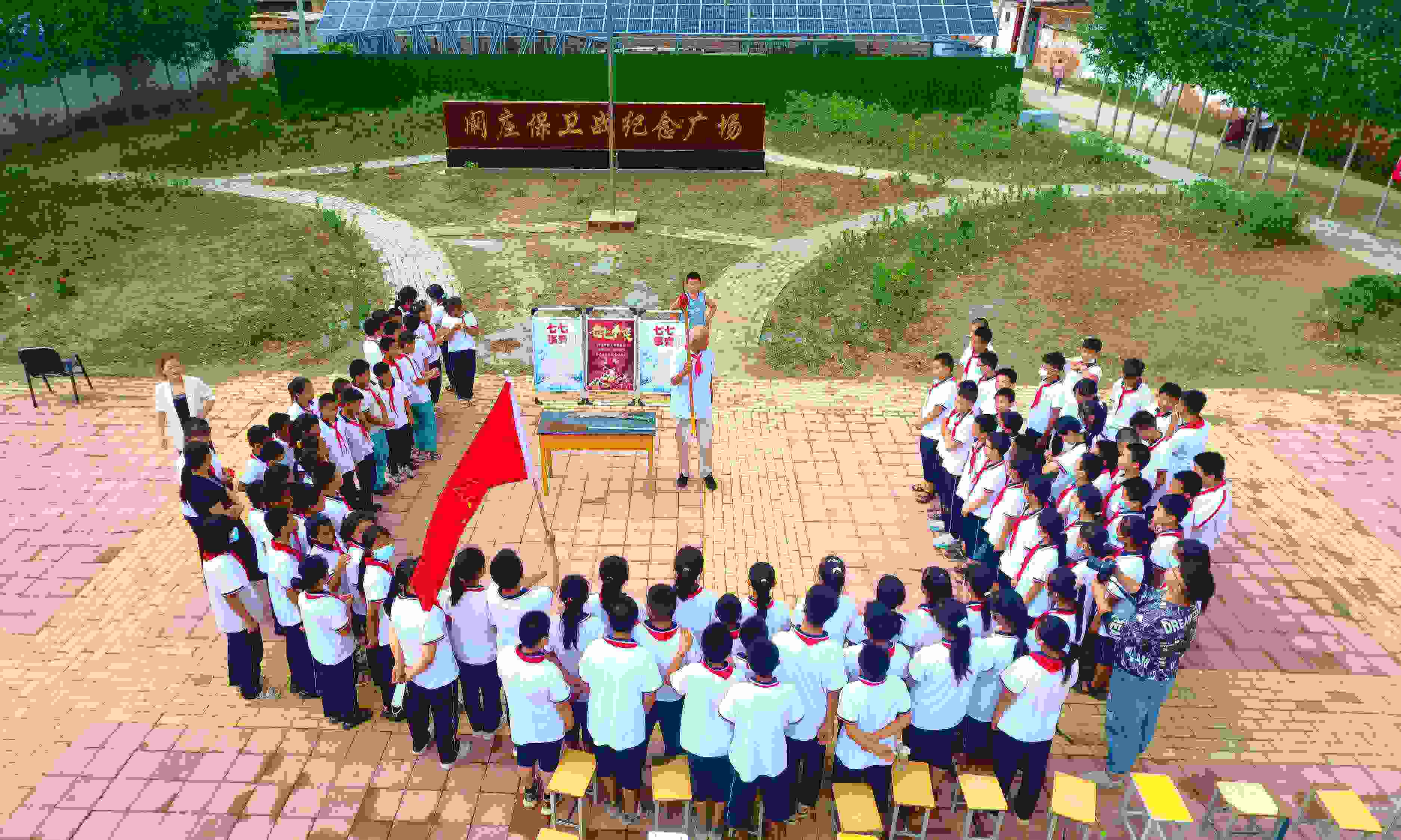 2022年7月6日，山東省聊城市，在茌平區(qū)菜屯鎮(zhèn)闞莊村的闞莊保衛(wèi)戰(zhàn)紀(jì)念廣場(chǎng)，闞莊保衛(wèi)戰(zhàn)親歷者王光木老人為小學(xué)生們講述抗戰(zhàn)故事，展示大刀、長(zhǎng)矛。