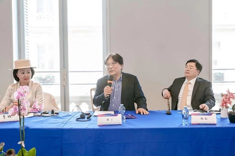 法中交流促進(jìn)會(huì)會(huì)長(zhǎng)、作家、翻譯家、法國(guó)最高榮譽(yù)騎士勛章獲得者亞丁發(fā)言（圖片：中國(guó)傳媒大學(xué)