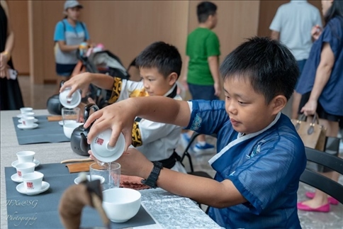 新加坡孩子們在活動現(xiàn)場體驗學習茶藝。新加坡中國文化中心供圖