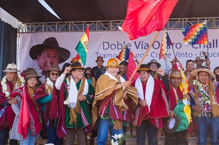 奧魯羅公路項目開工儀式現(xiàn)場，?？偨y(tǒng)路易斯·阿爾塞宣布項目開工。中國中鐵供圖