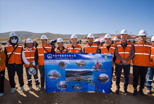 奧魯羅公路項目開工儀式現(xiàn)場，中國中鐵員工代表合影。中國中鐵供圖