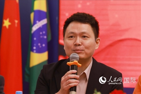 中國駐里約熱內(nèi)盧總領(lǐng)館副總領(lǐng)事王尉育在座談會上致辭。人民網(wǎng)記者 陳海琪攝