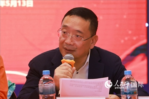 巴西文協(xié)主席上官建峰在座談會上致辭。人民網(wǎng)記者 陳海琪攝