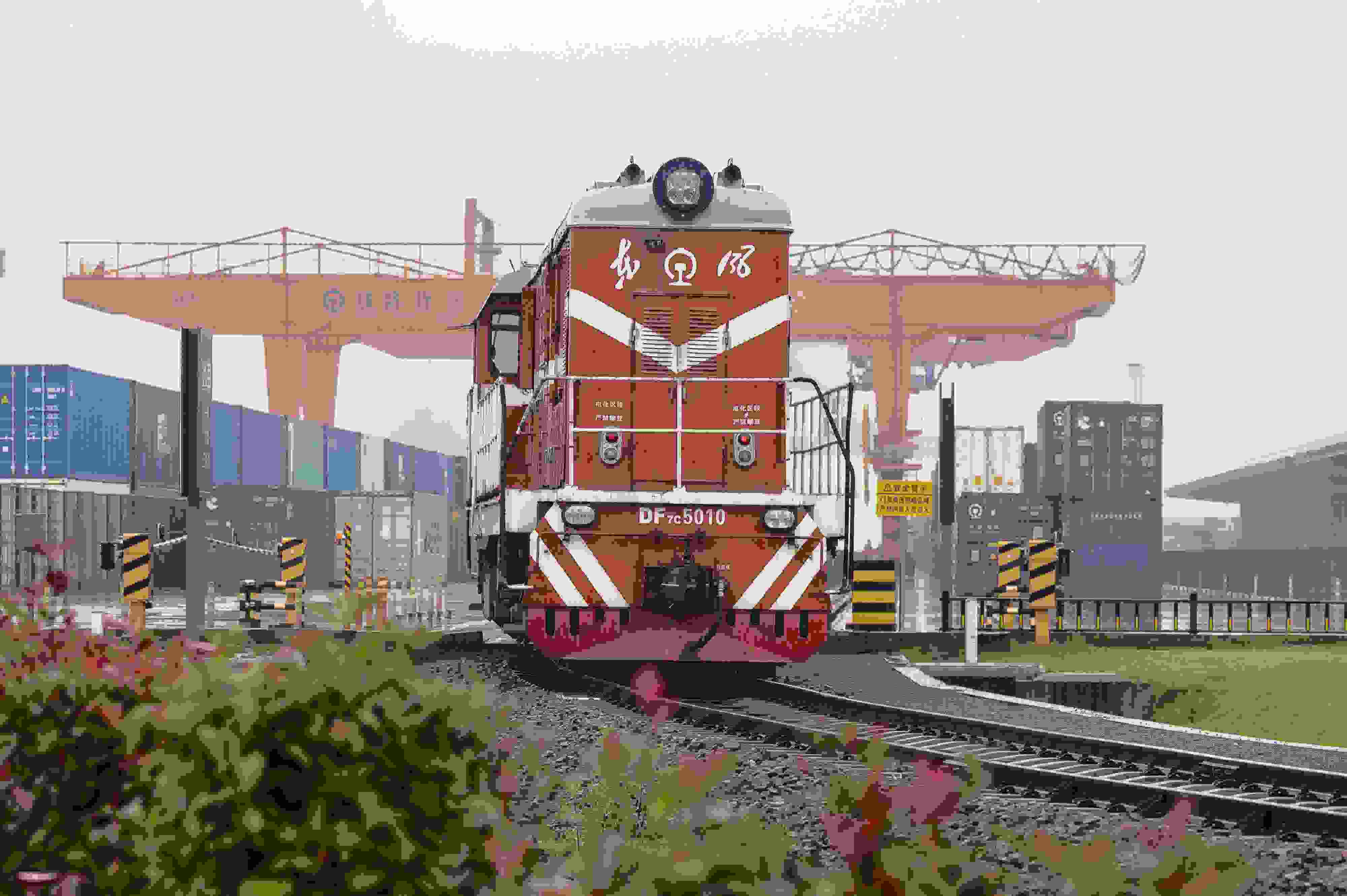 2024年5月5日，“五一”假期最后一天。在浙江省金華市金東區(qū)鐵路金華南站，一列滿載110標(biāo)箱的中歐班列緩緩啟程駛往匈牙利。