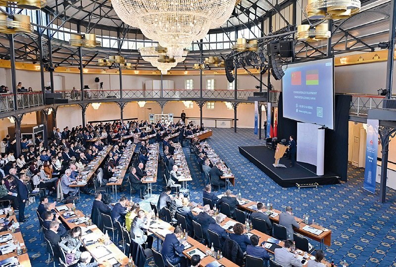 2024“投資中國”系列活動德國專場4月5日在巴登—符滕堡州首府斯圖加特市舉行，活動吸引德國工商界代表超300人參加。圖為當(dāng)日拍攝的活動現(xiàn)場。 新華社記者 任鵬飛/攝