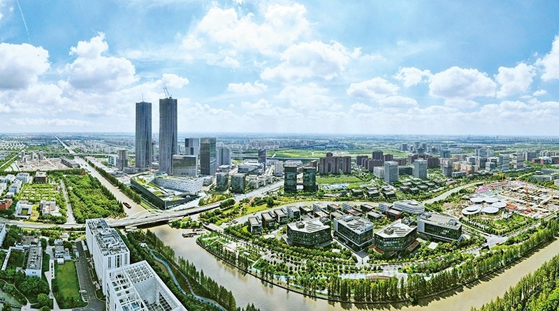 建立全國第一個國際貿(mào)易“單一窗口”，開設(shè)全國第一批自由貿(mào)易賬戶，設(shè)立全國第一家外商獨(dú)資醫(yī)院、第一家外商獨(dú)資公募基金公司、第一家外商獨(dú)資汽車制造企業(yè)……中國（上海）自由貿(mào)易試驗區(qū)掛牌以來，誕生了若干個“全國第一”，在制造業(yè)、金融業(yè)等數(shù)十個開放領(lǐng)域，實現(xiàn)一批全國首創(chuàng)項目落地。圖為上海自貿(mào)區(qū)張江片區(qū)（2023年9月10日攝，無人機(jī)照片）。 新華社記者 方喆/攝