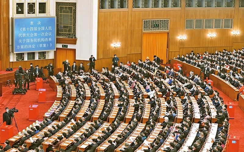 2023年3月10日，十四屆全國人大一次會議在北京人民大會堂舉行第三次全體會議，表決通過了關(guān)于國務(wù)院機(jī)構(gòu)改革方案的決定。圖為會議現(xiàn)場。 新華社記者 岳月偉/攝