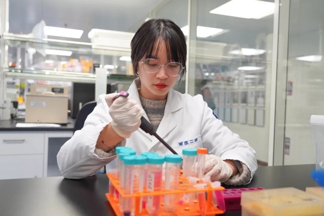 倪楚君在實驗中。浙江大學(xué)供圖