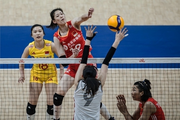 李盈瑩(上)扣球。圖片來(lái)源：國(guó)際排聯(lián)