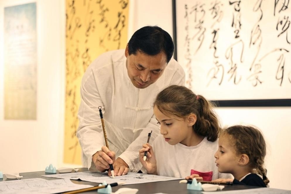 中國書法老師帶領(lǐng)現(xiàn)場觀眾體驗書法。拉巴特中國文化中心供圖