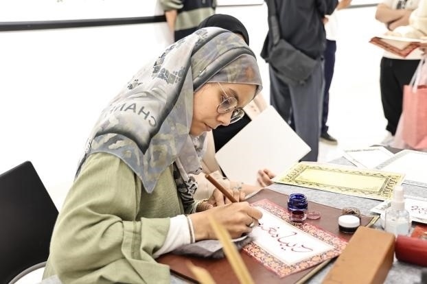 摩洛哥書法老師正在創(chuàng)作。拉巴特中國文化中心供圖