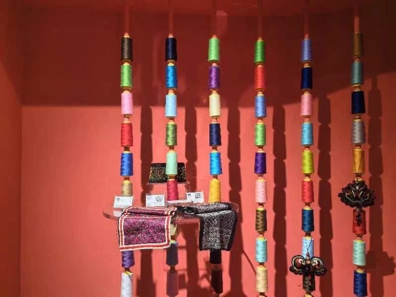 貴州省民族博物館內(nèi)展示的色彩斑斕的苗繡原材料及繡片（2024年4月27日攝）。新華社記者 楊欣 攝