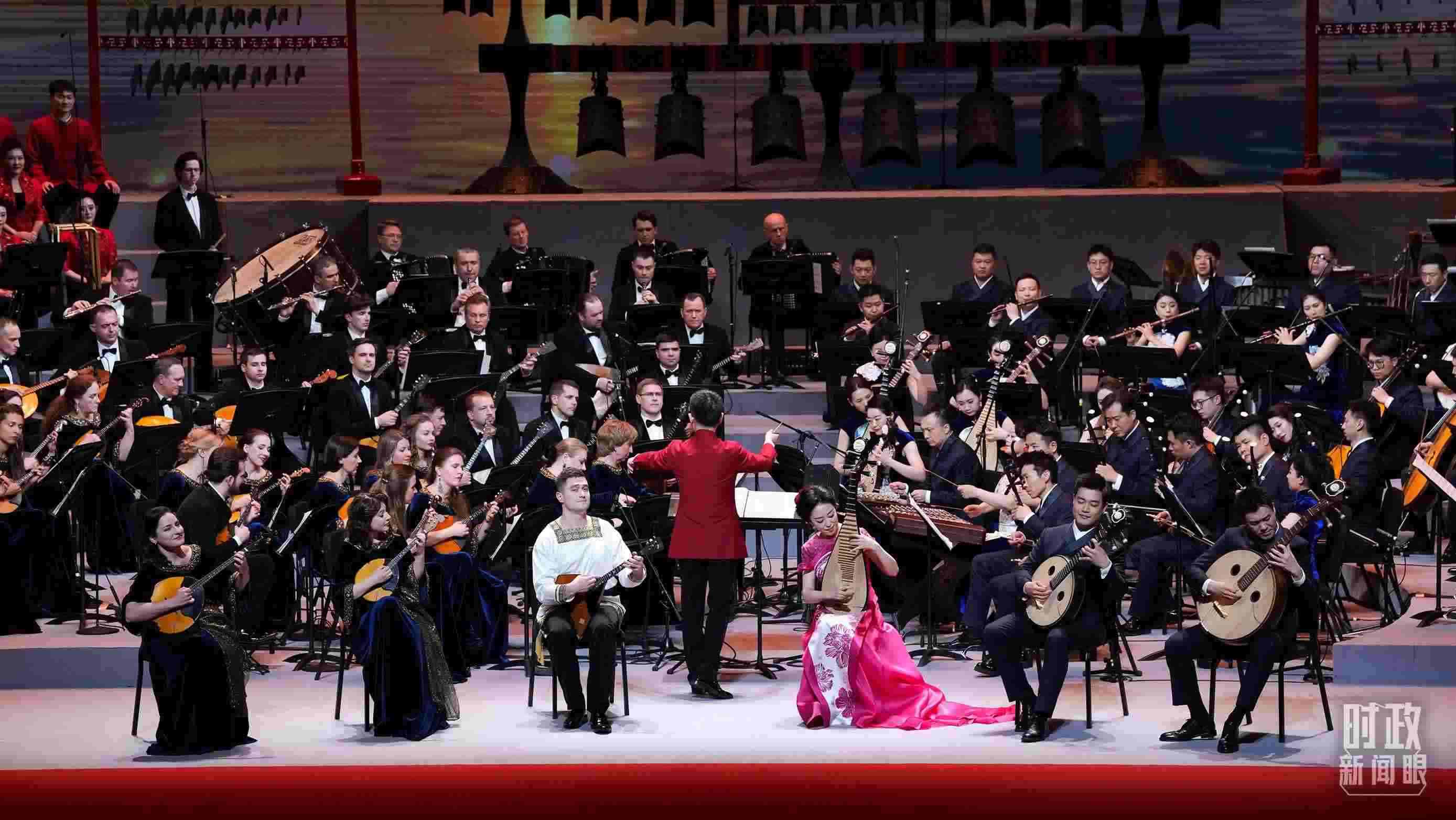 △前來(lái)參加音樂(lè)會(huì)的中俄藝術(shù)家匯聚一堂。（總臺(tái)央視記者李增仁、國(guó)廣記者李晉拍攝）