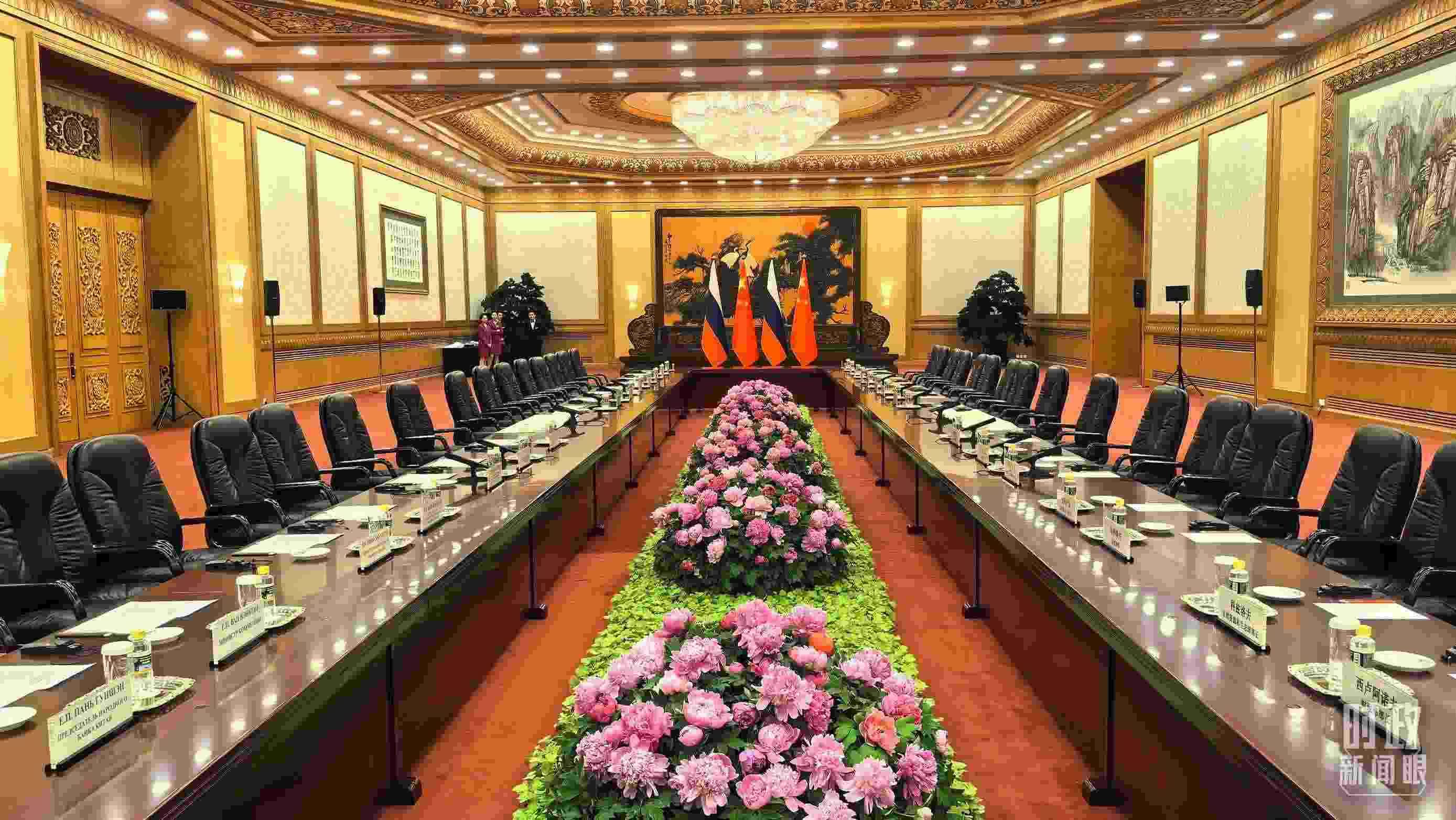 △中俄兩國(guó)元首隨后主持大范圍會(huì)談，這是會(huì)談開(kāi)始前的現(xiàn)場(chǎng)。（總臺(tái)央視記者鄂介甫拍攝）