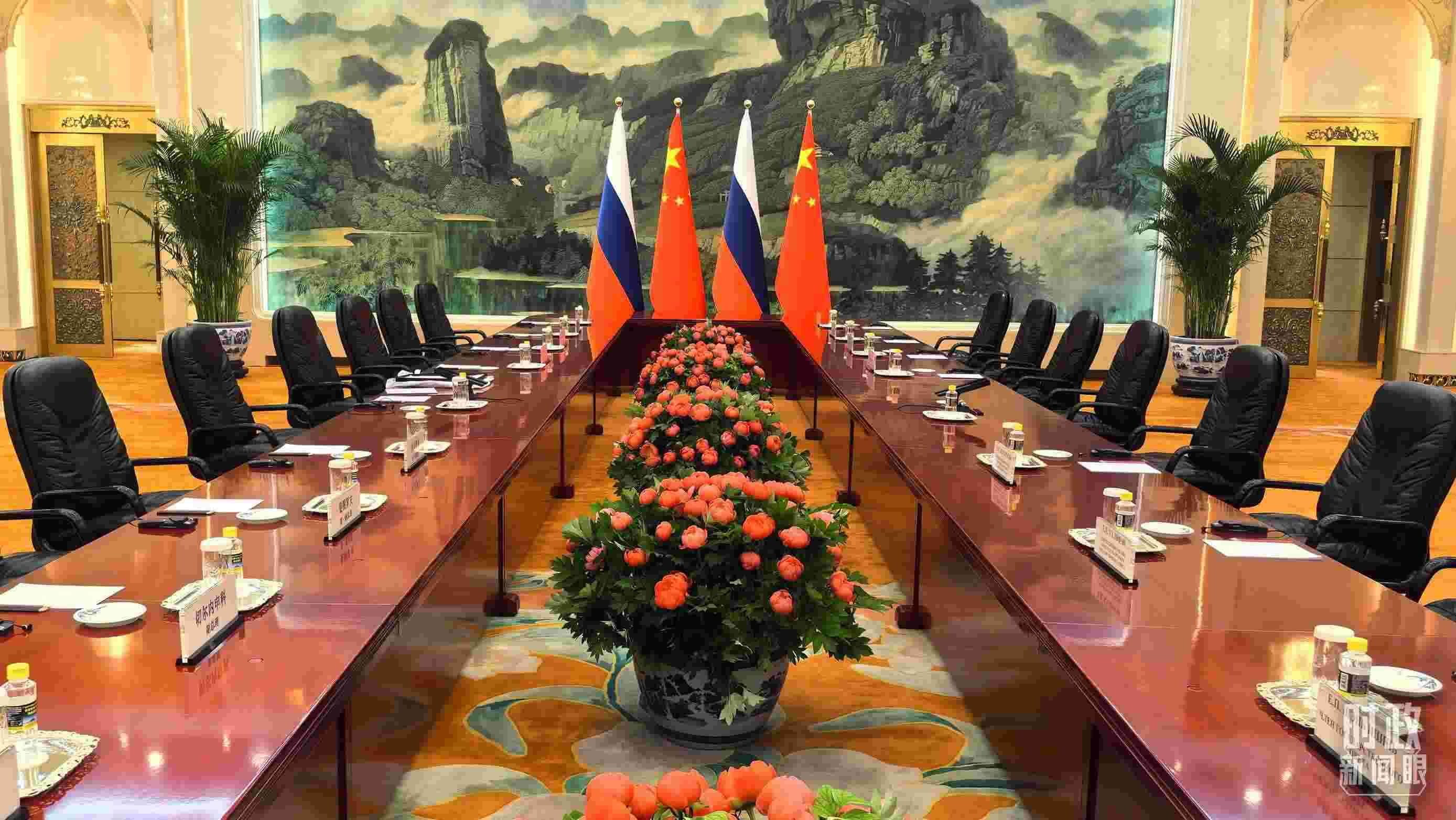 △中俄兩國(guó)元首首先舉行小范圍會(huì)談，這是會(huì)談開(kāi)始前的現(xiàn)場(chǎng)。（總臺(tái)央視記者鄂介甫拍攝）