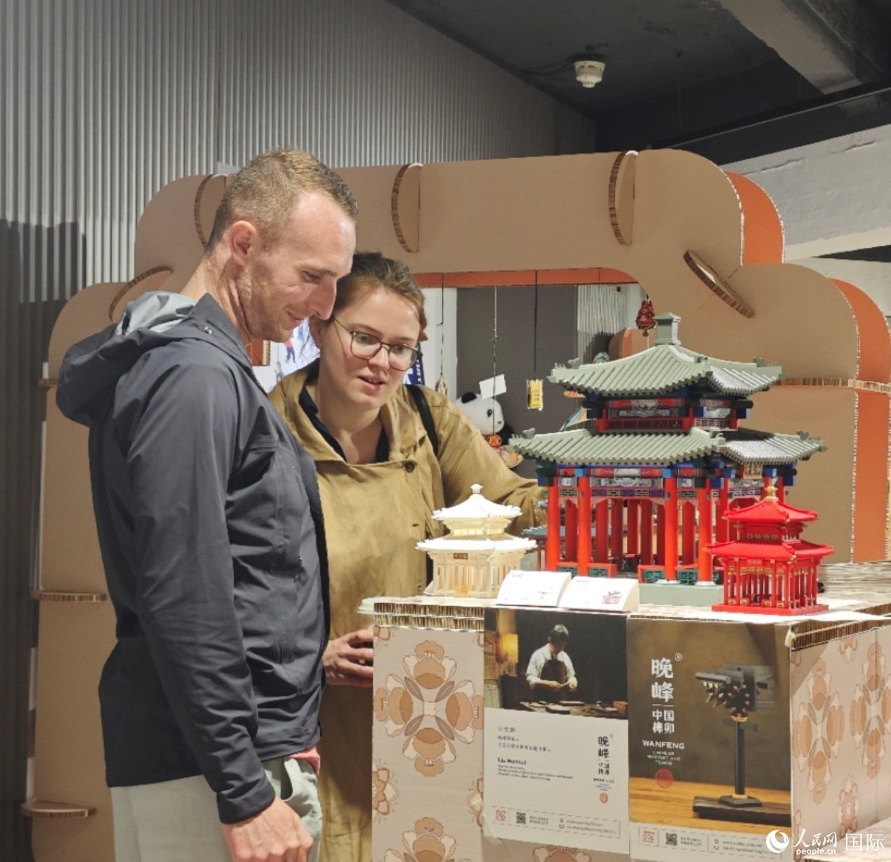 英國觀眾在欣賞中國傳統(tǒng)榫卯結(jié)構(gòu)建筑模型。邢雪攝