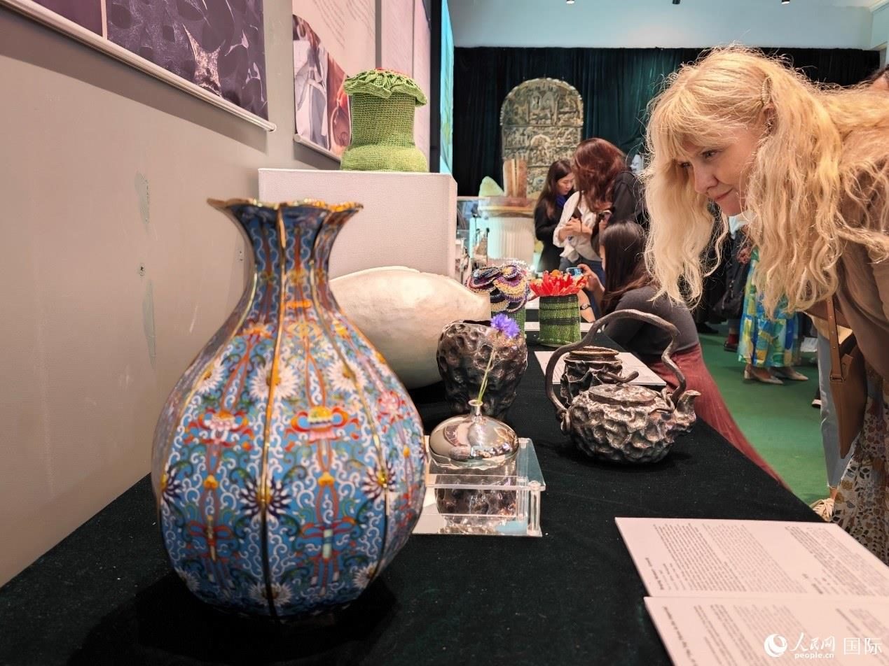 英國觀眾被中國手工藝制品所吸引。邢雪攝