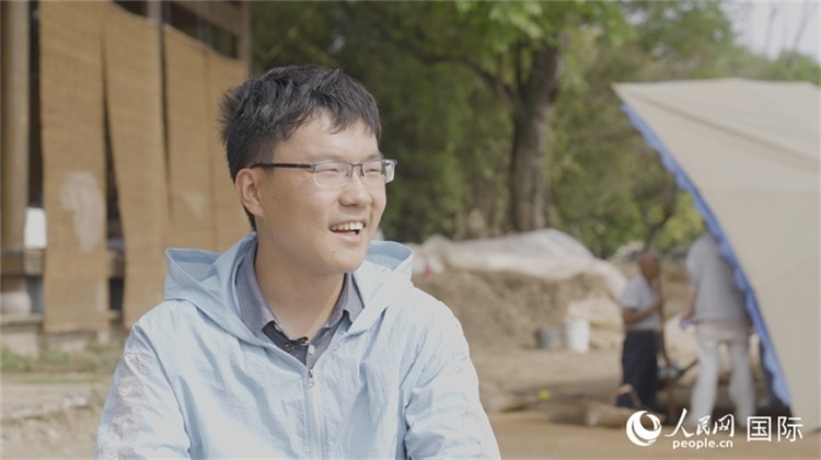 四川省文物考古研究院館員許丹陽接受人民網采訪。人民網記者 張榮攝