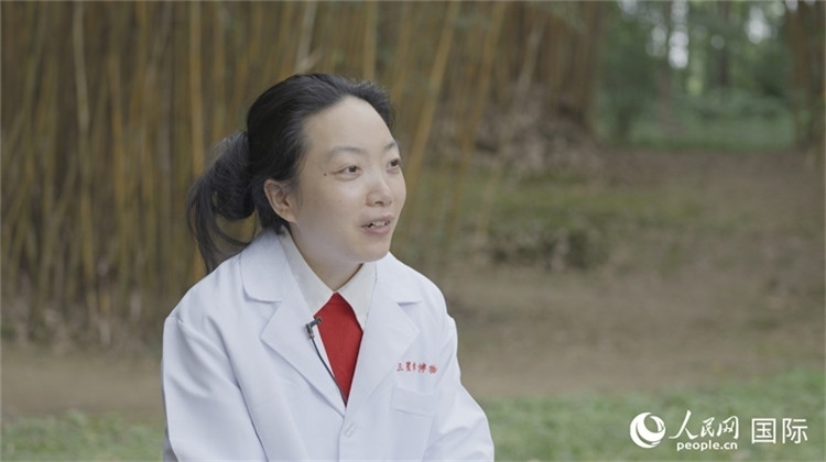 三星堆博物館文物修復師謝麗接受人民網采訪。人民網記者 張榮攝