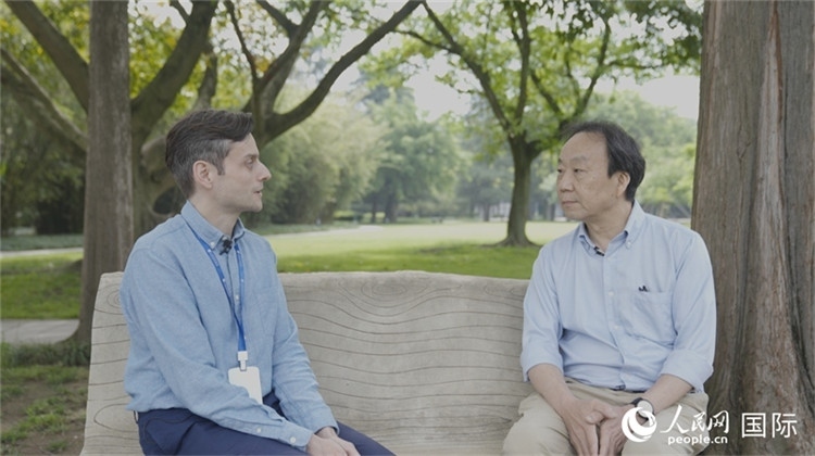 三星堆博物館館長雷雨接受人民網采訪。人民網記者 張榮攝
