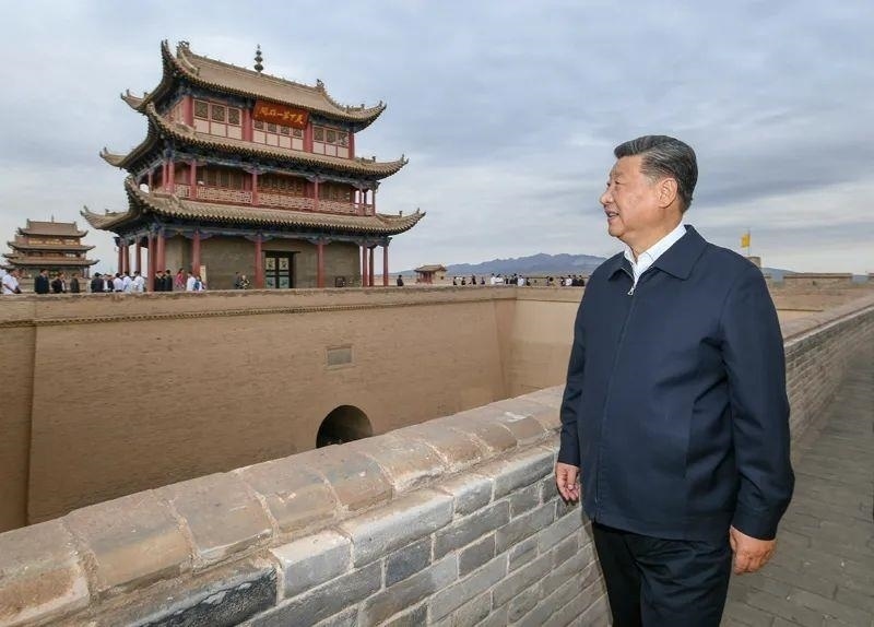 △2019年8月20日，習(xí)近平總書記來到嘉峪關(guān)關(guān)城，登上城樓察看關(guān)城整體面貌，聽取河西走廊長城、關(guān)隘歷史文化情況介紹。