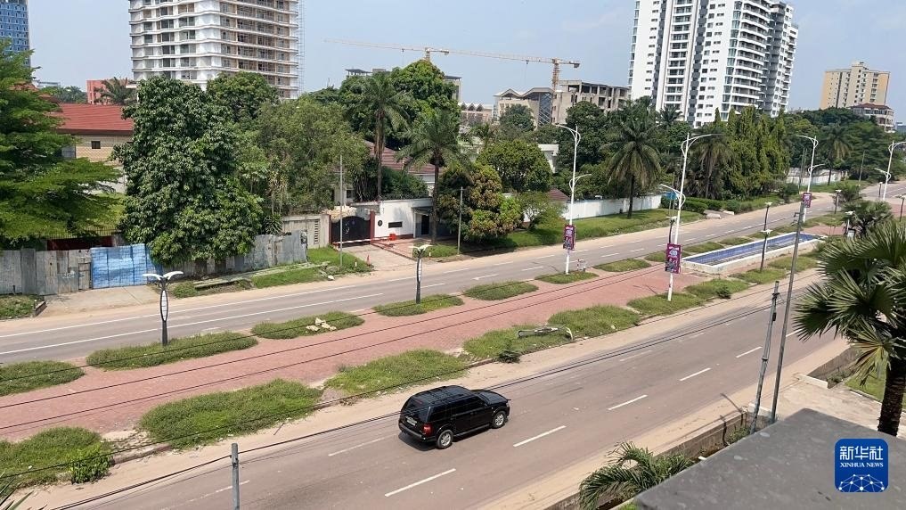 這是5月19日在剛果（金）首都金沙薩拍攝的街景（手機照片）。新華社發(fā)