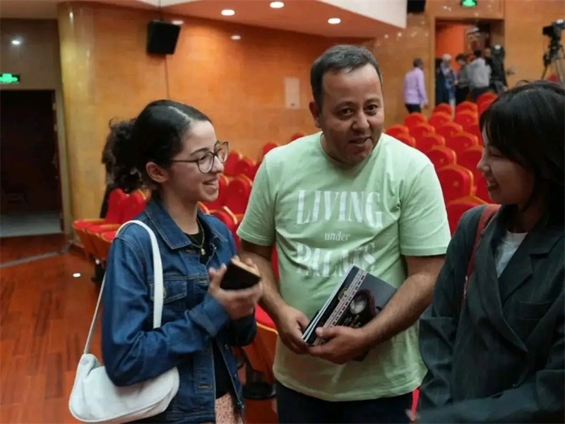 阿爾及利亞市民拉納·艾薩尼和她父親現(xiàn)場(chǎng)聆聽中阿交響樂(lè)演出 。蘇州交響樂(lè)團(tuán)供圖