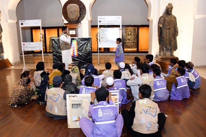 志愿者在博物館給孩子們開展互動講解?！瓣恿_守護(hù)人”供圖