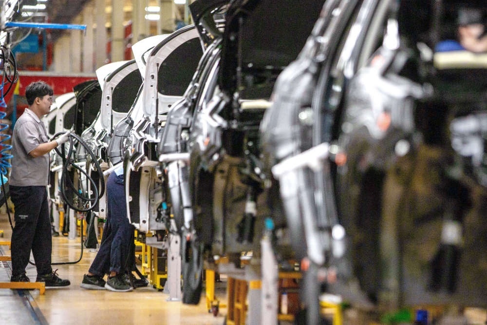 2023年9月7日，在位于泰國(guó)春武里府的上汽正大公司汽車(chē)工廠，工人在生產(chǎn)車(chē)間內(nèi)工作。新華社記者 王騰 攝