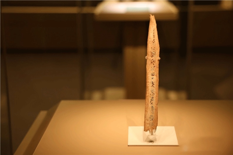 △殷墟博物館新館中展有我國(guó)博物館現(xiàn)存唯一一件文字鑲嵌綠松石甲骨。