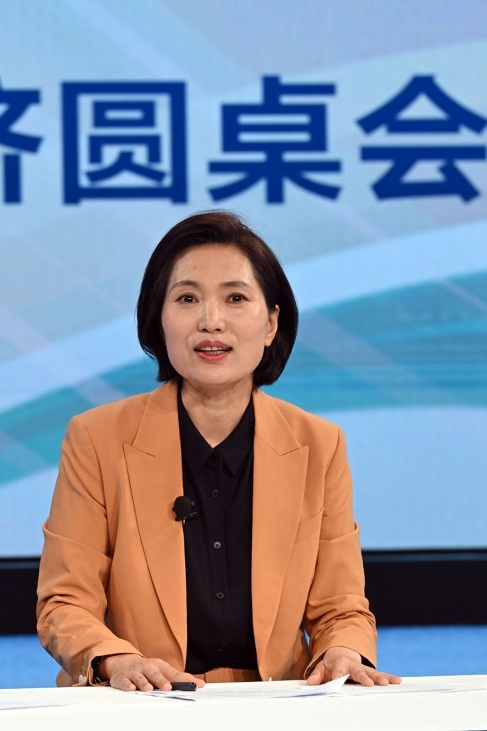 中國(guó)宏觀經(jīng)濟(jì)研究院對(duì)外經(jīng)濟(jì)研究所研究員曲鳳杰在“中國(guó)經(jīng)濟(jì)圓桌會(huì)”錄制現(xiàn)場(chǎng)交流發(fā)言。新華社記者 金良快 攝