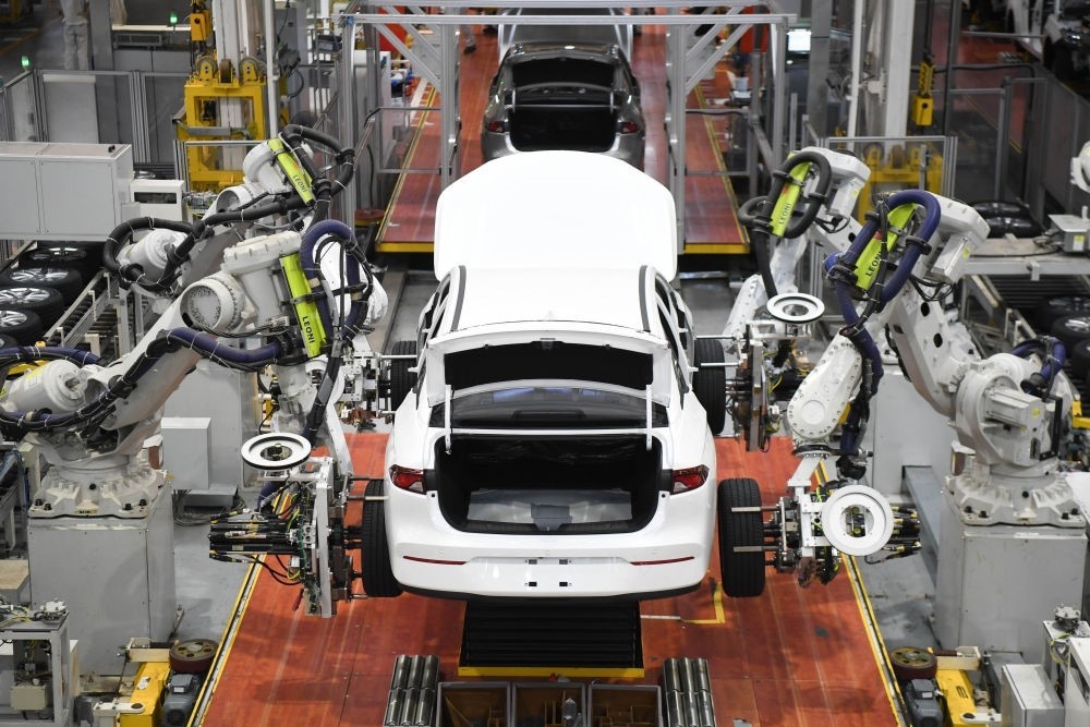 這是2024年4月24日拍攝的廣州廣汽埃安新能源汽車(chē)的全自動(dòng)化輪胎安裝工作站。新華社記者 鄧華 攝