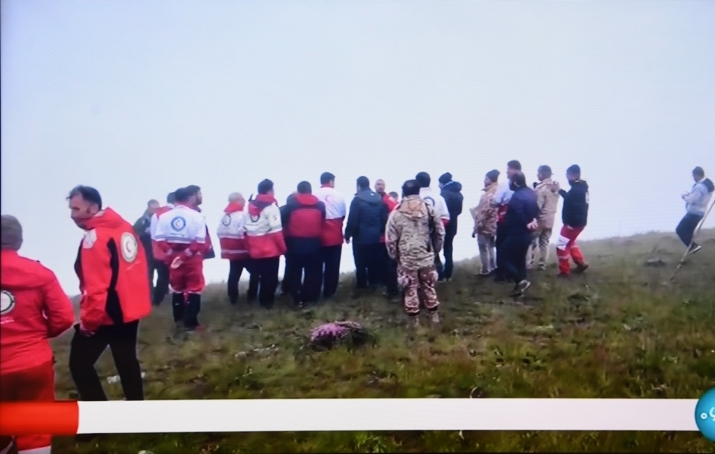 據(jù)伊朗邁赫爾通訊社5月20日?qǐng)?bào)道，伊朗總統(tǒng)萊希在直升機(jī)事故中遇難。這是5月20日拍攝的伊朗國家電視臺(tái)播放的救援人員抵達(dá)事故現(xiàn)場的畫面。 新華社記者 沙達(dá)提 攝