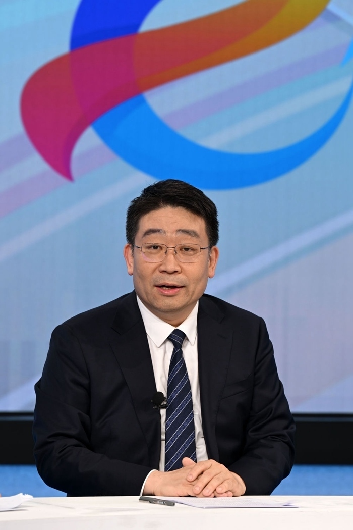 國(guó)家發(fā)展改革委產(chǎn)業(yè)司副司長(zhǎng)霍福鵬在“中國(guó)經(jīng)濟(jì)圓桌會(huì)”錄制現(xiàn)場(chǎng)交流發(fā)言。新華社記者 金良快 攝