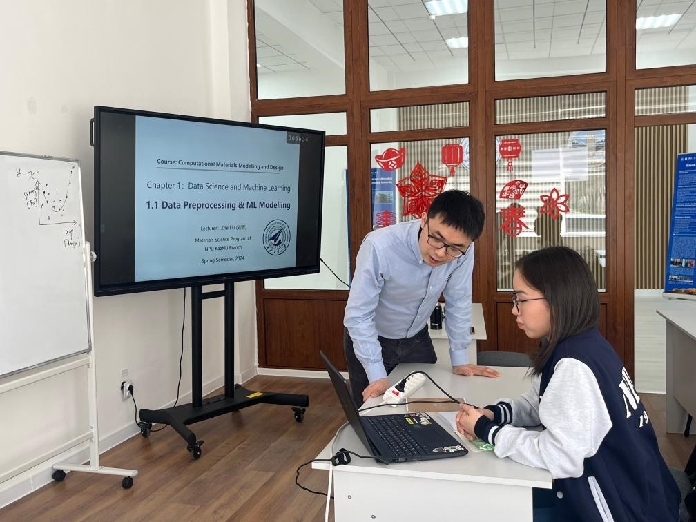 2024年4月，西北工業(yè)大學(xué)材料學(xué)院劉哲教授在西北工業(yè)大學(xué)哈薩克斯坦分校授課。（西北工業(yè)大學(xué)供圖）