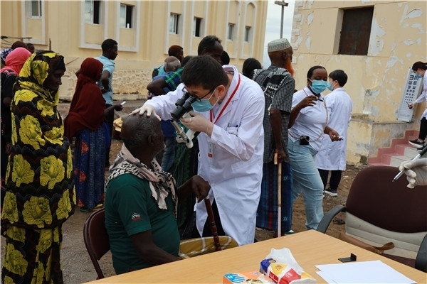 在義診現(xiàn)場，中國醫(yī)生與當?shù)鼐用窈嫌傲裟睿继猁}業(yè)投資公司供圖